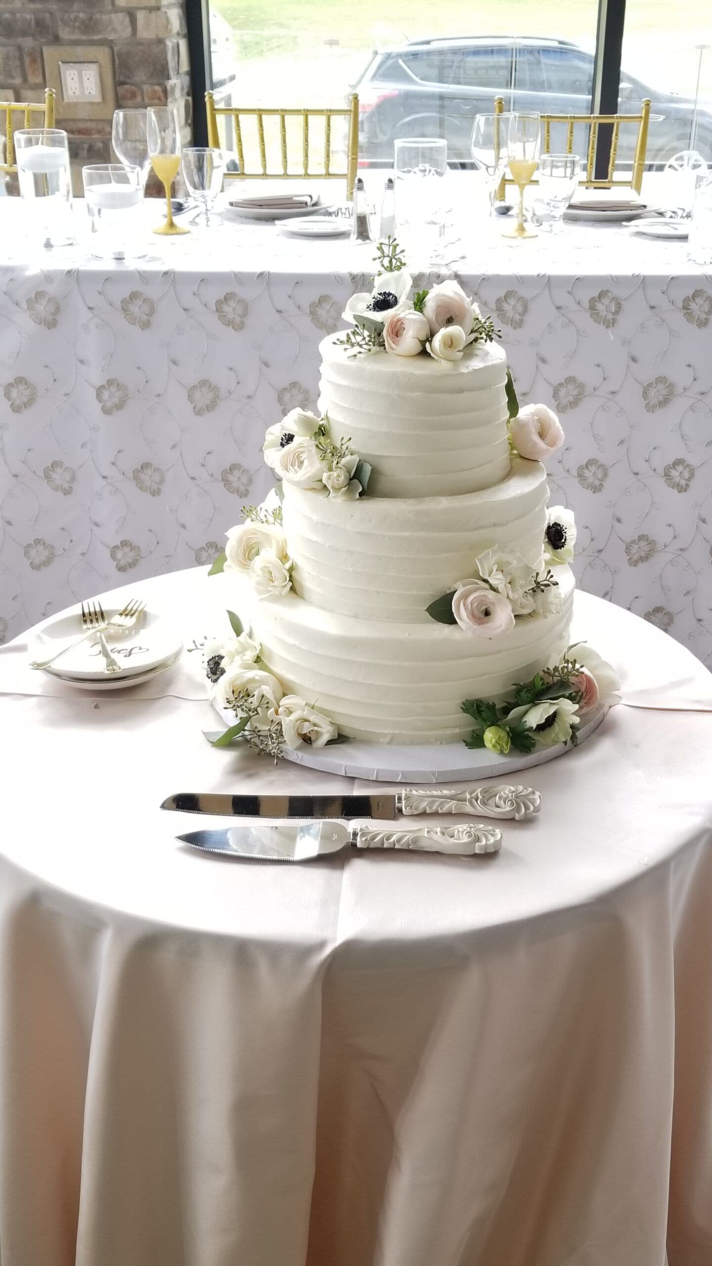 Wedding cakes &amp; cupcakes -Cakes by Design - www.theweddingring.ca - listings -