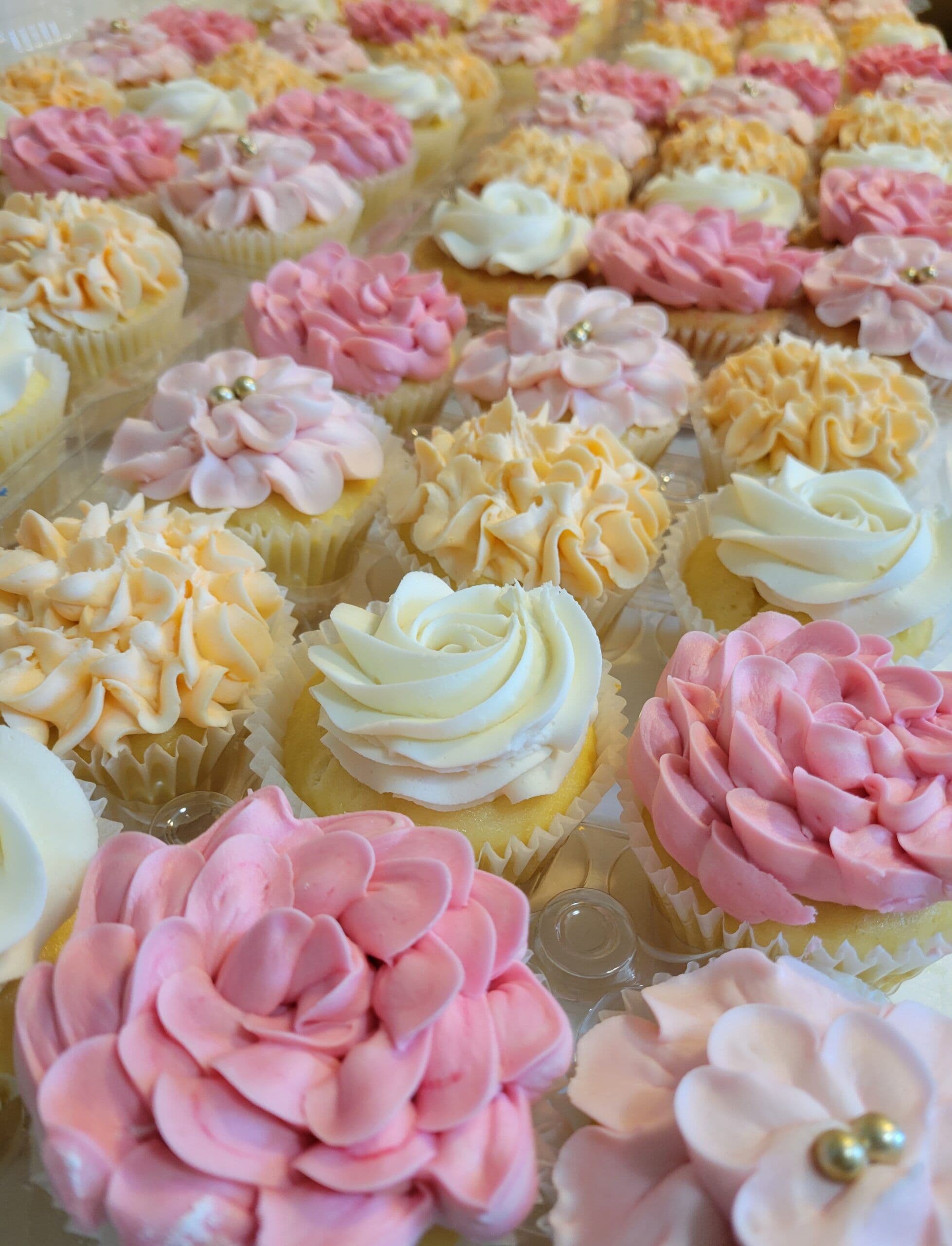 Wedding cakes &amp; cupcakes -Cakes by Design - www.theweddingring.ca - listings -