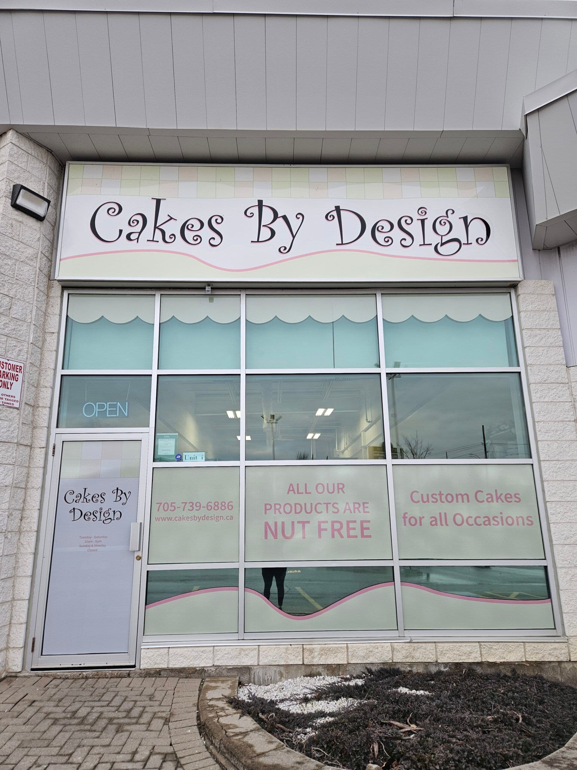 Wedding cakes &amp; cupcakes -Cakes by Design - www.theweddingring.ca - listings -