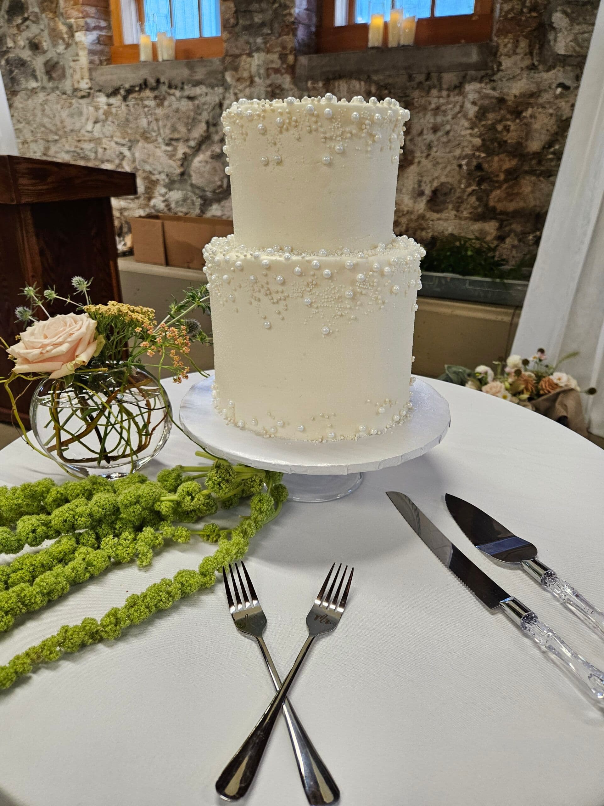 Wedding cakes &amp; cupcakes -Cakes by Design - www.theweddingring.ca - listings -