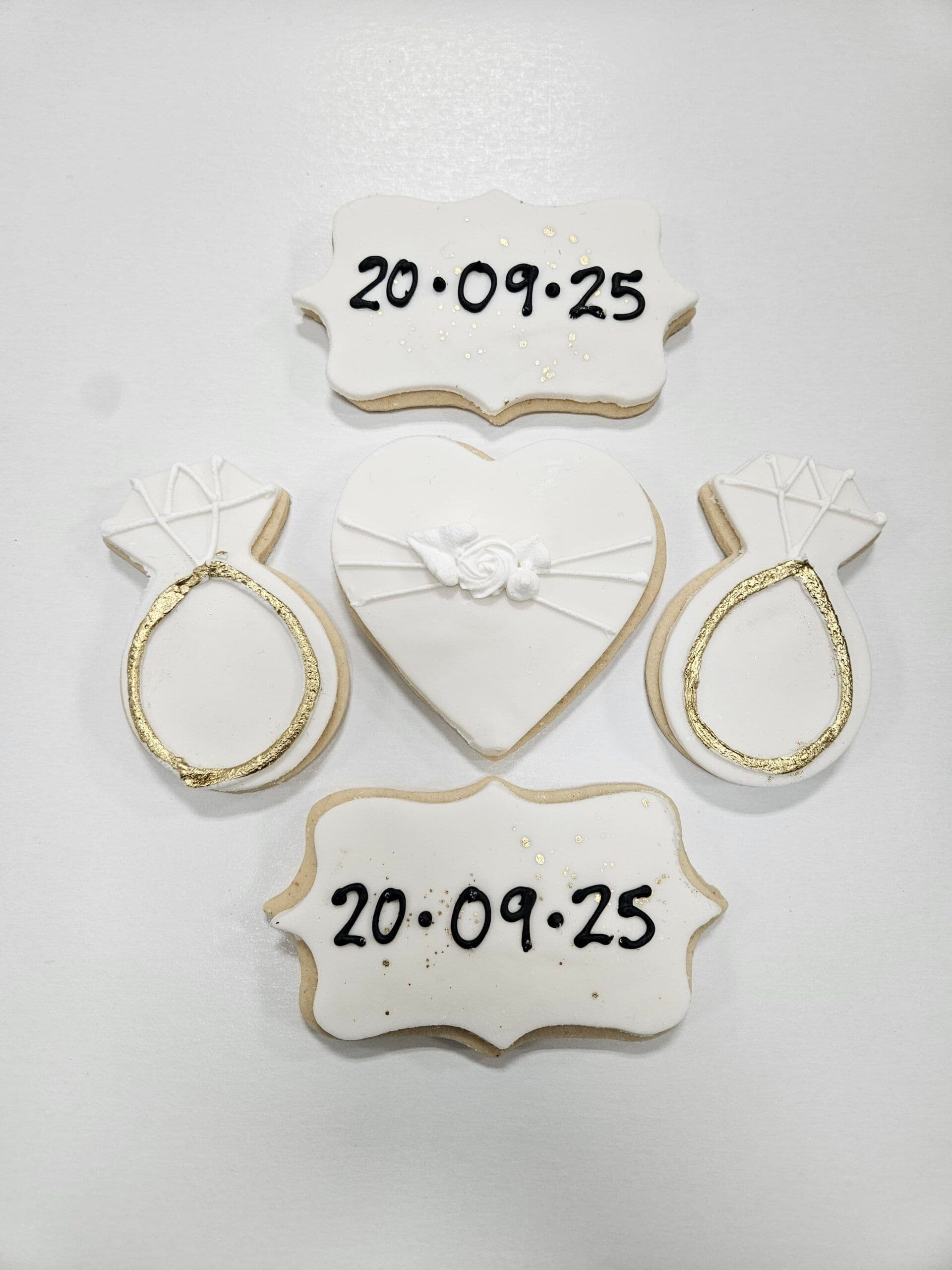 Wedding cakes &amp; cupcakes -Cakes by Design - www.theweddingring.ca - listings -