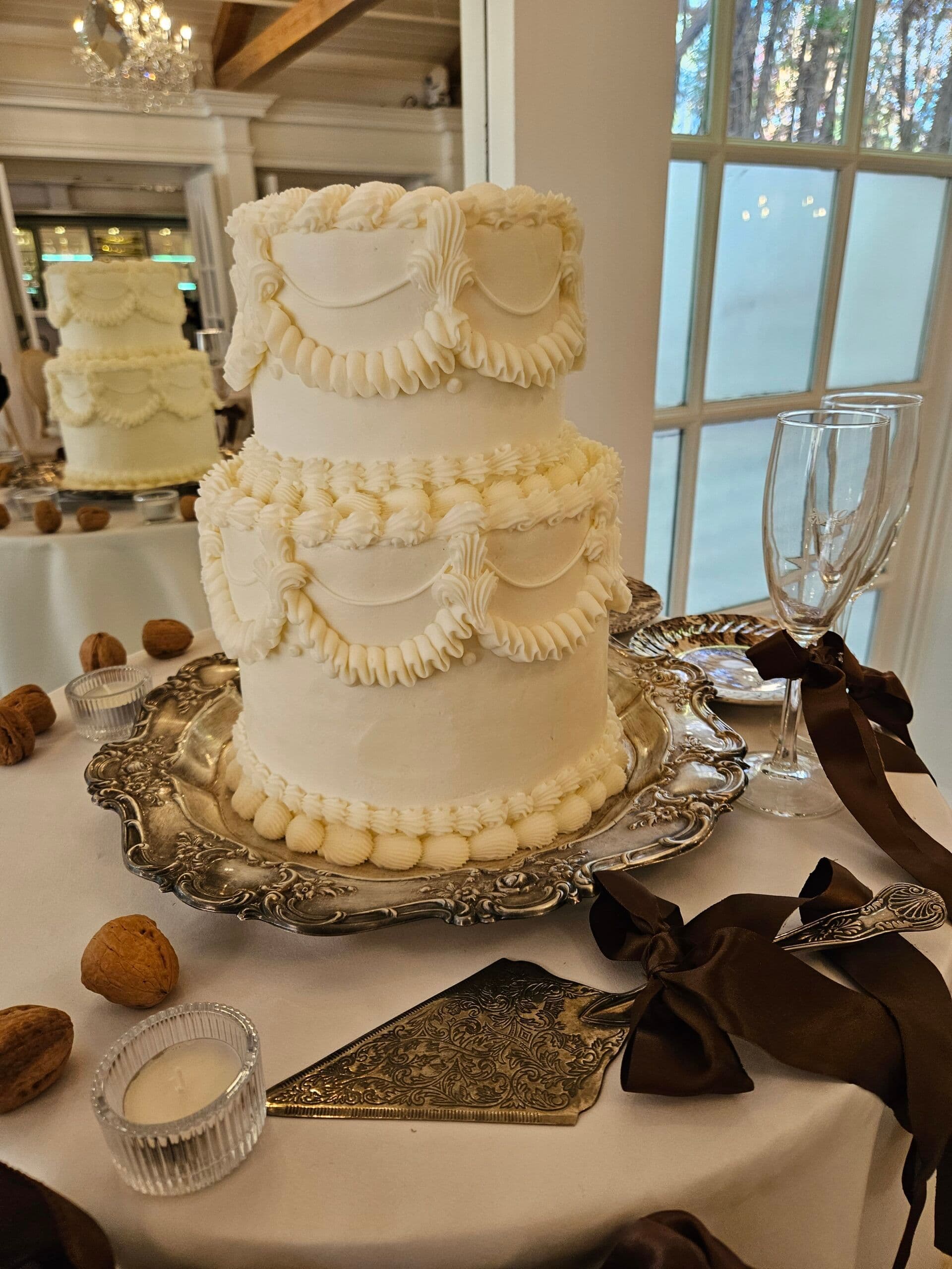 Wedding cakes &amp; cupcakes -Cakes by Design - www.theweddingring.ca - listings -
