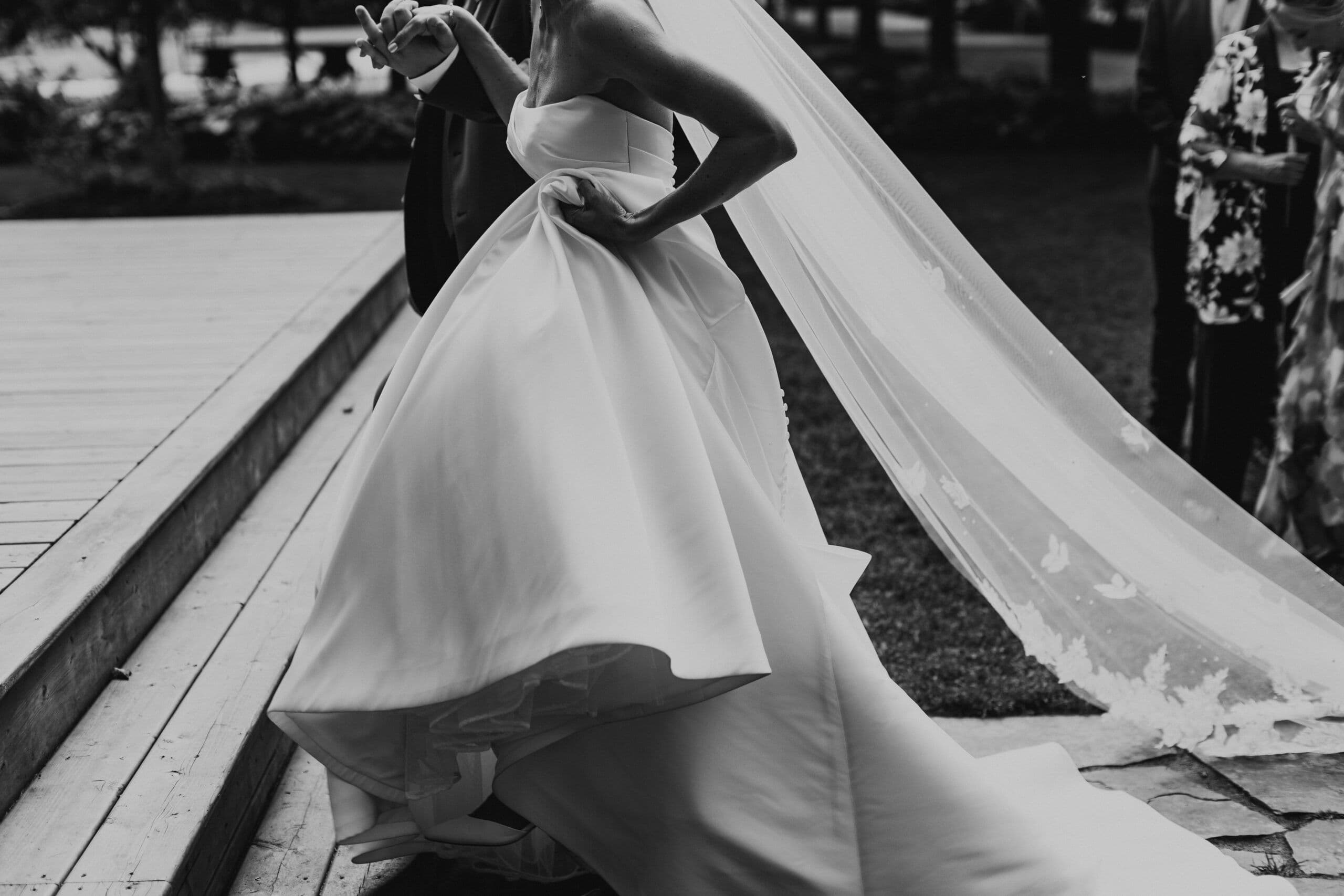Jo Boucher Photography | Ontario Wedding Photographer - www.theweddingring.ca - listings -