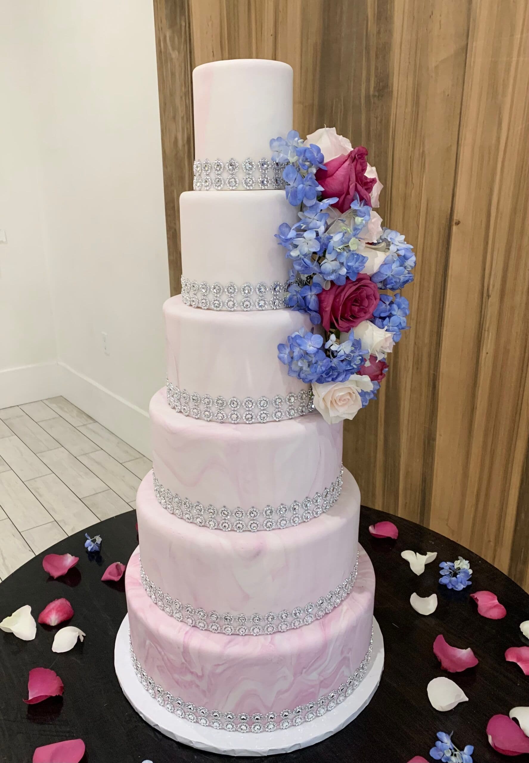 Custom Wedding cakes &amp; desserts with Sophisticakes - www.theweddingring.ca - listings -