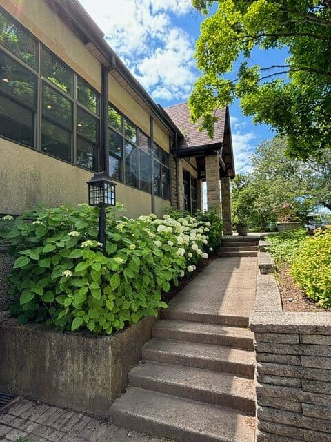 The Whirlpool Pub + Lounge - www.theweddingring.ca - listings -