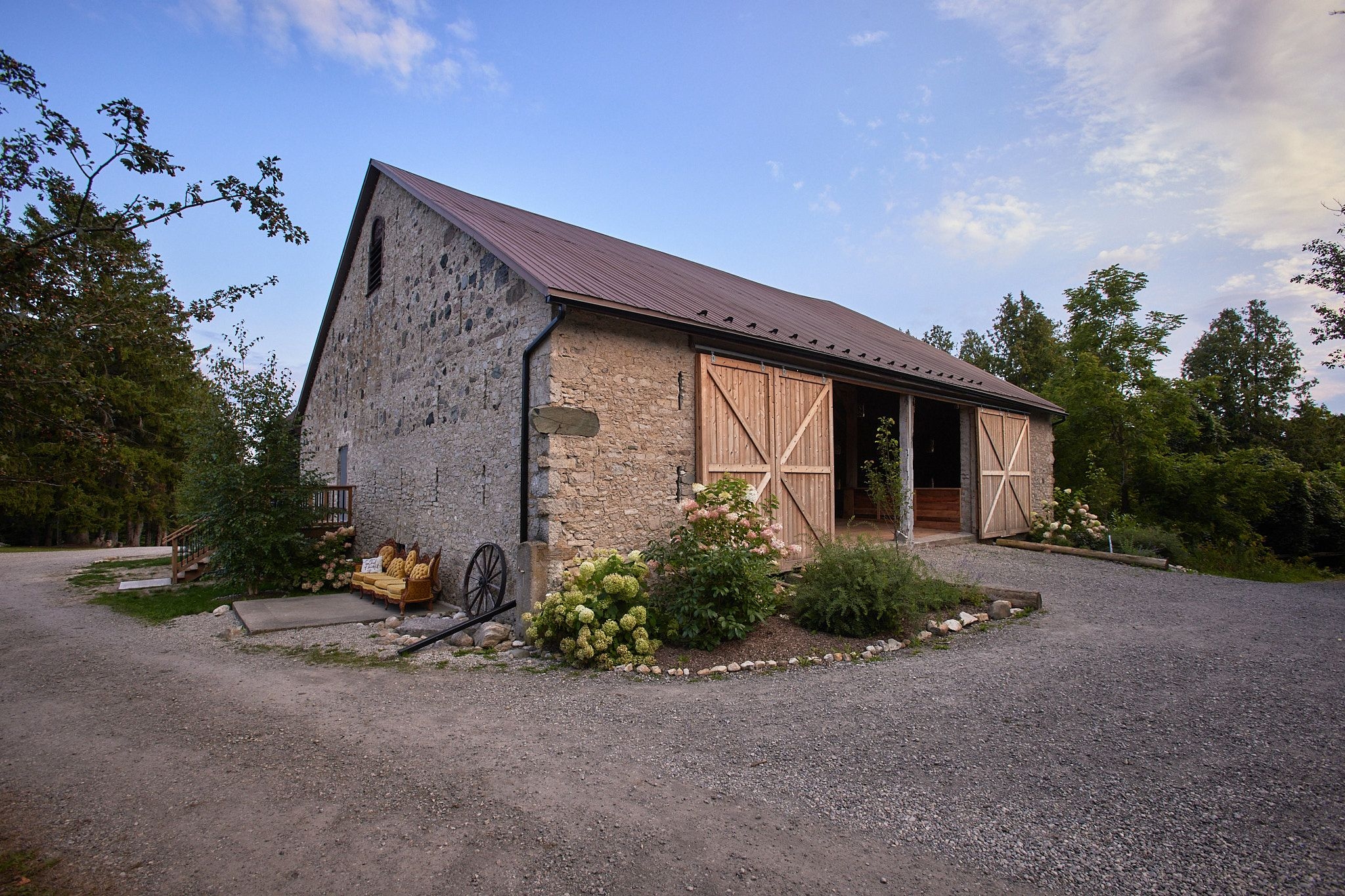 The Fieldstone Barn - www.theweddingring.ca - listings -
