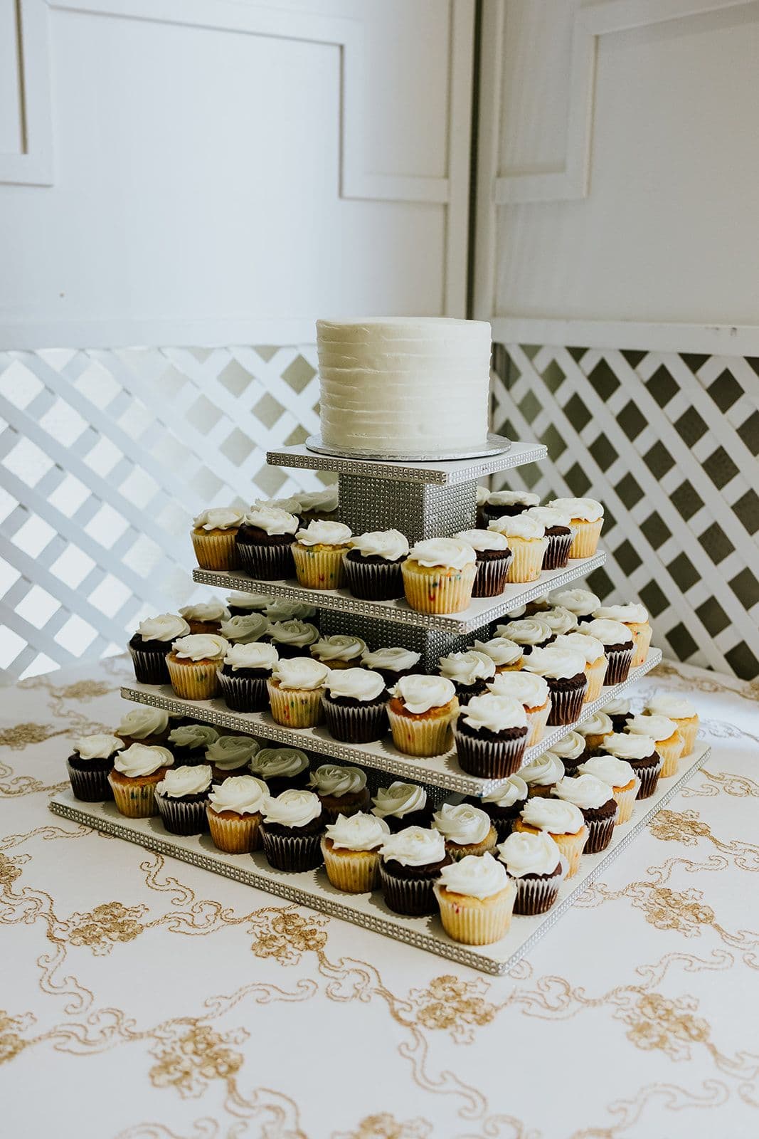C Hotel by Carmen's, Hamilton wedding venue, Fedora Media, Cambridge wedding photographer, the wedding ring, wedding cupcakes and cake on a square tiered cake stand